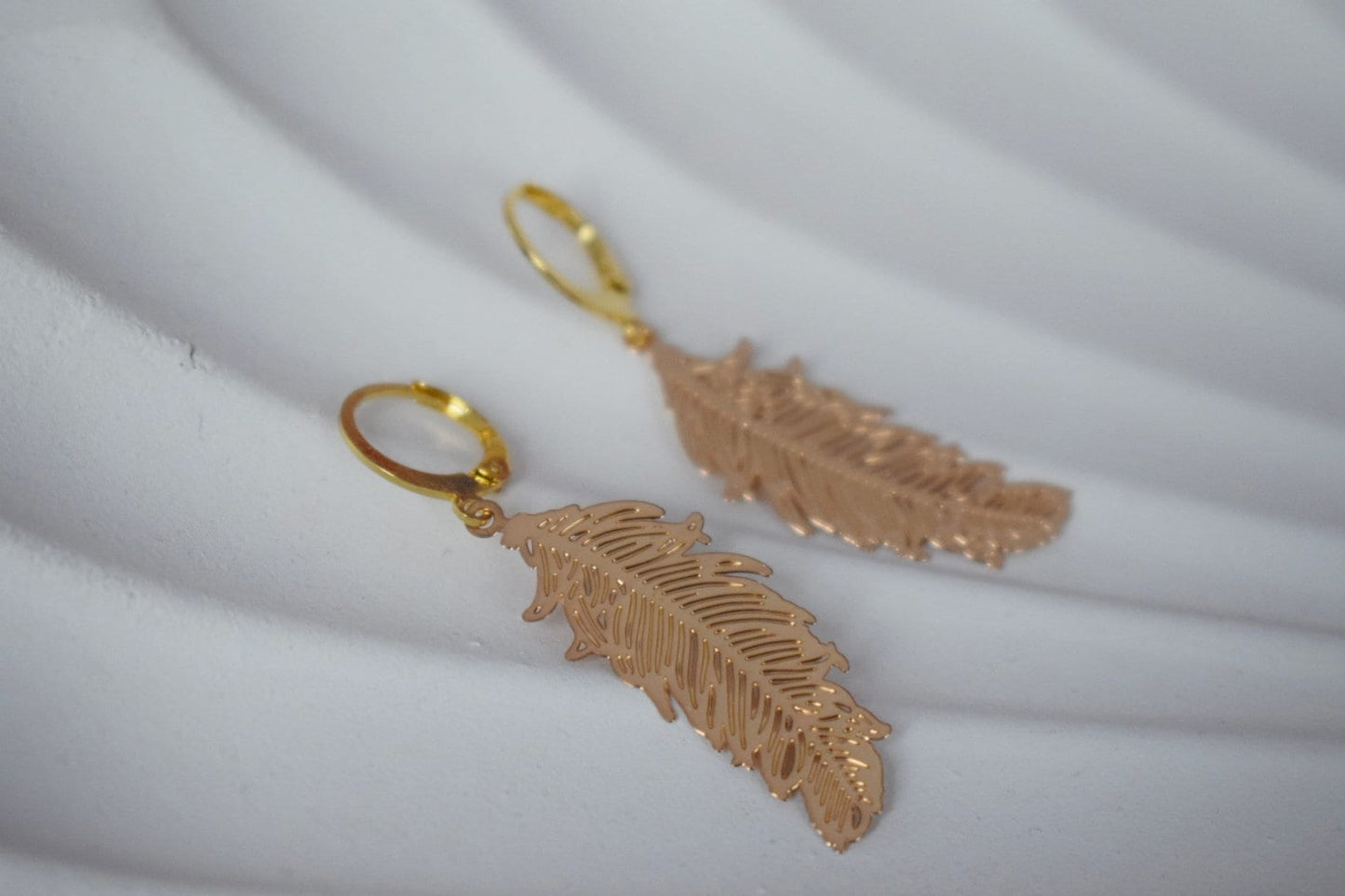 Federgoldohrringe für Frauen, 18 Karat vergoldete Edelstahl-Ohrhaken, Boho filigrane Goldohrringe, Federschmuck, Geschenk für Sie