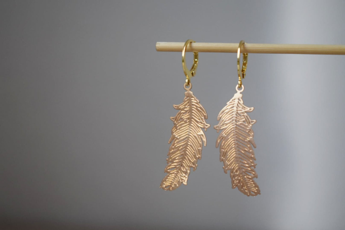 Federgoldohrringe für Frauen, 18 Karat vergoldete Edelstahl-Ohrhaken, Boho filigrane Goldohrringe, Federschmuck, Geschenk für Sie