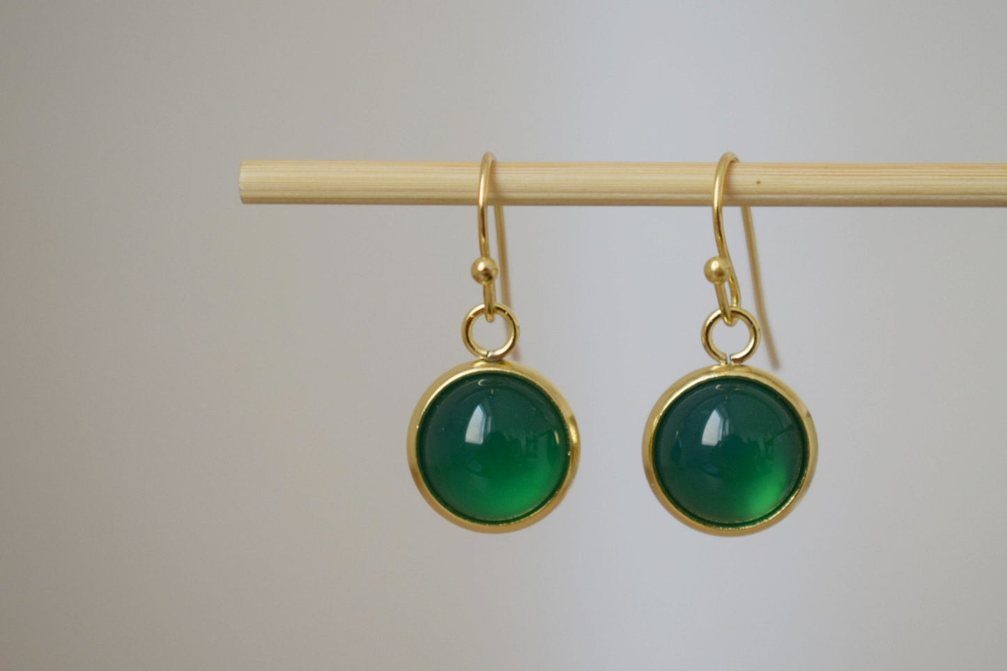 Grüne Achat Ohrringe, Kleine Edelstein Ohrringe, Runder 24k vergoldeter Edelstahl Anhänger, Minimalistisches Schmuck Geschenk für Sie