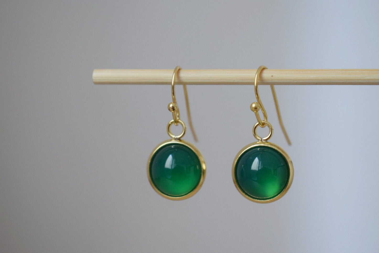 Grüne Achat Ohrringe, Kleine Edelstein Ohrringe, Runder 24k vergoldeter Edelstahl Anhänger, Minimalistisches Schmuck Geschenk für Sie