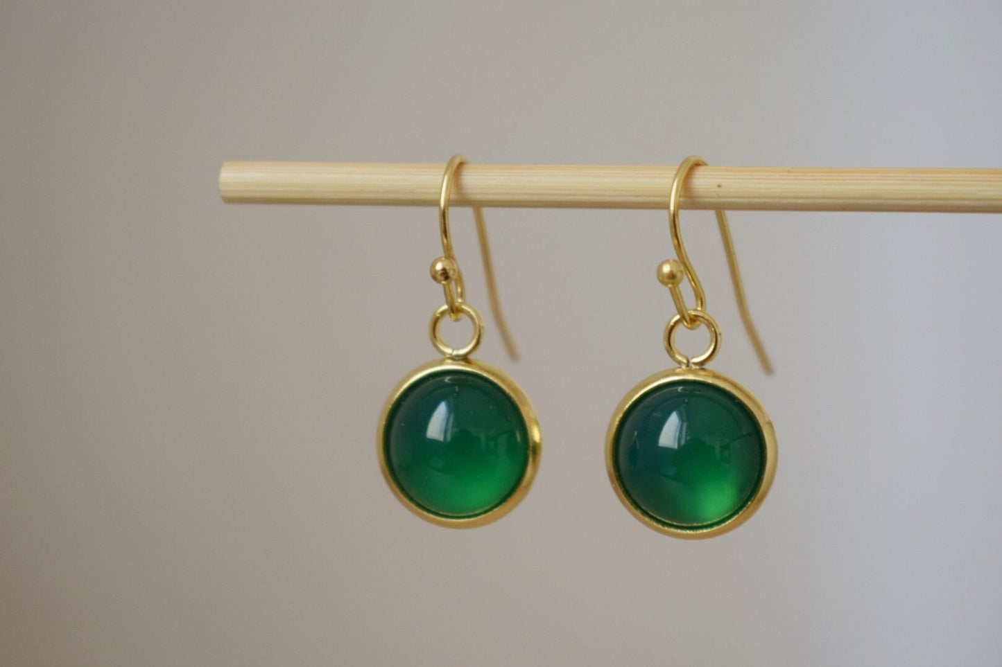 Grüne Achat Ohrringe, Kleine Edelstein Ohrringe, Runder 24k vergoldeter Edelstahl Anhänger, Minimalistisches Schmuck Geschenk für Sie