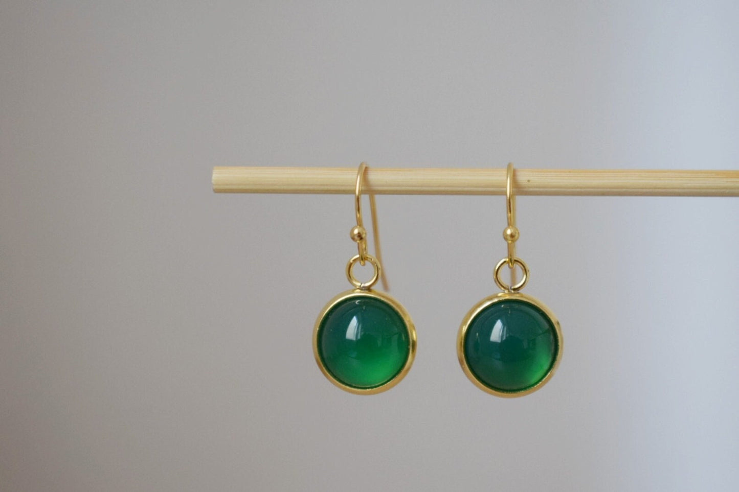 Grüne Achat Ohrringe, Kleine Edelstein Ohrringe, Runder 24k vergoldeter Edelstahl Anhänger, Minimalistisches Schmuck Geschenk für Sie