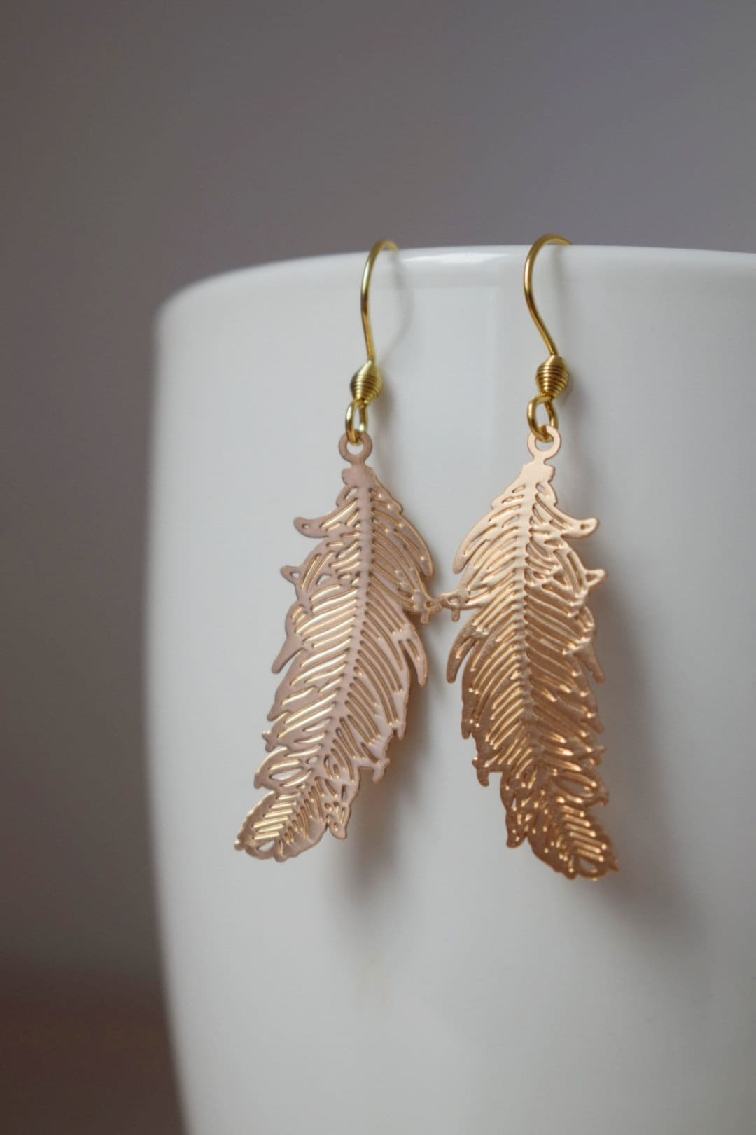 Federgoldohrringe für Frauen, 18 Karat vergoldete Edelstahl-Ohrhaken, Boho filigrane Goldohrringe, Federschmuck, Geschenk für Sie