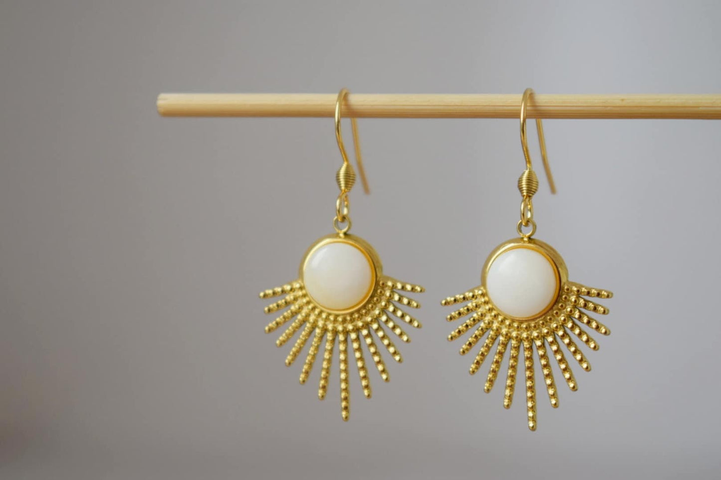 Perlmuttohrringe mit Sonnenstrahlen-Anhänger und Ohrhaken aus 18 Karat vergoldetem Edelstahl, Sunburst, Himmlischer Schmuck, Einzigartiges Geschenk