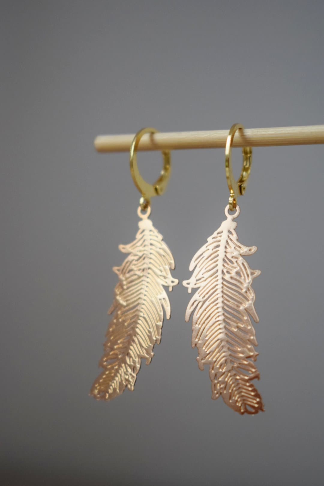 Federgoldohrringe für Frauen, 18 Karat vergoldete Edelstahl-Ohrhaken, Boho filigrane Goldohrringe, Federschmuck, Geschenk für Sie