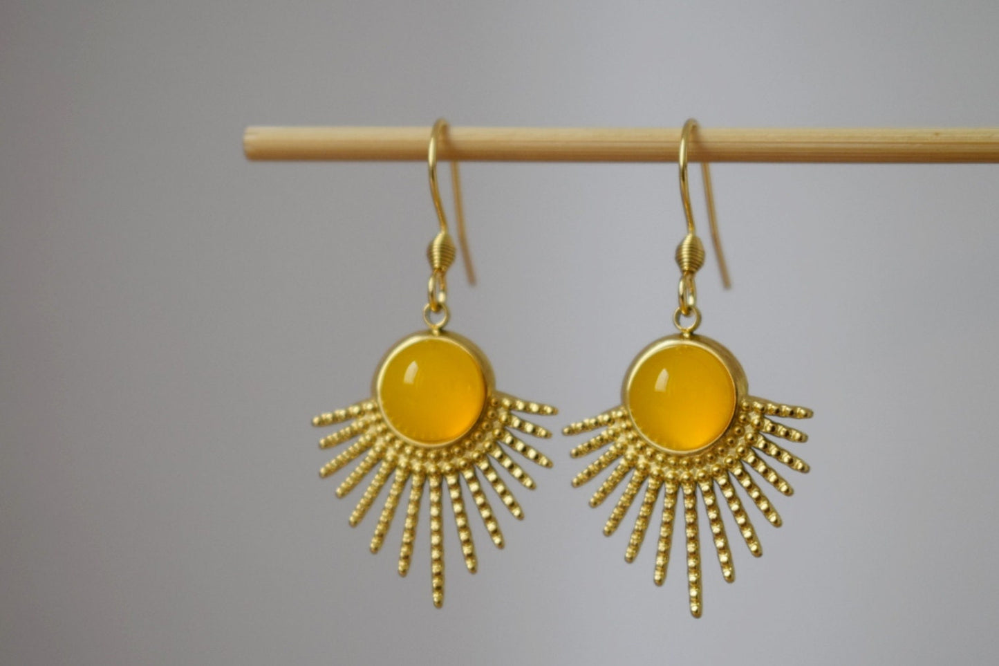 Sonnenohrringe, Gelbe Achatohrringe, Sonnenstrahlenohrringe, Sunburst, Edelsteinohrringe, Himmlischer, vergoldeter leuchtender Schmuck, Geschenk für Sie