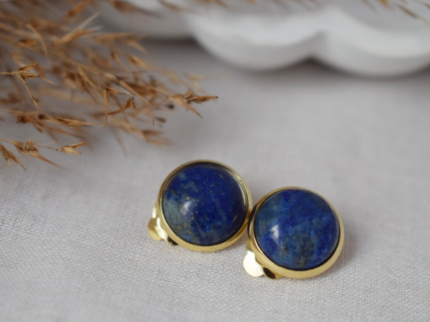 Vergoldete Ohrclips Lapislazuli, Ohrclips blauer Edelstein, Edelstahl, Runde Ohrclips für Frauen, Nicht durchbohrte Ohrringe