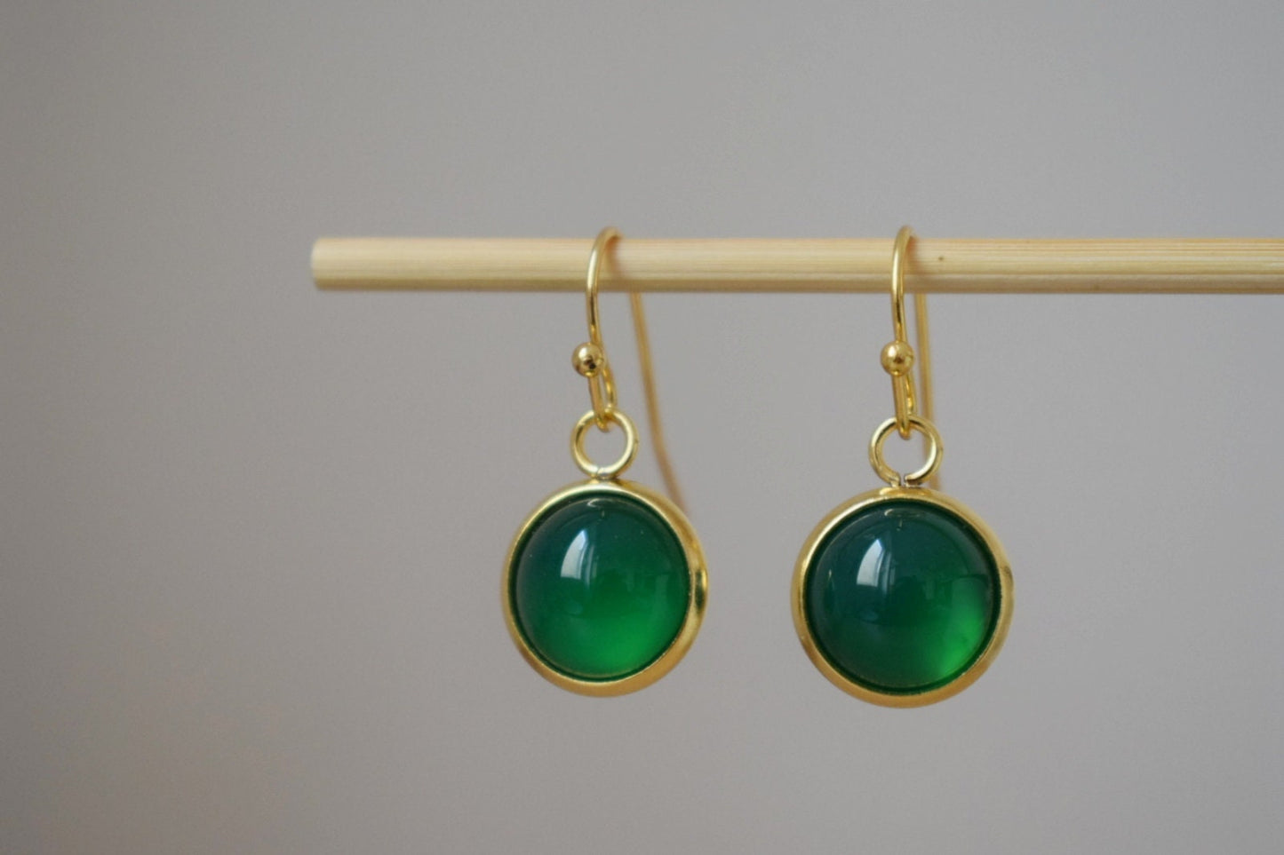 Grüne Achat Ohrringe, Kleine Edelstein Ohrringe, Runder 24k vergoldeter Edelstahl Anhänger, Minimalistisches Schmuck Geschenk für Sie