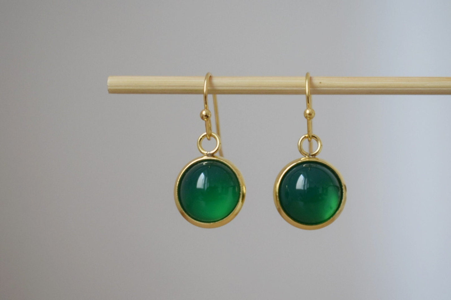 Grüne Achat Ohrringe, Kleine Edelstein Ohrringe, Runder 24k vergoldeter Edelstahl Anhänger, Minimalistisches Schmuck Geschenk für Sie
