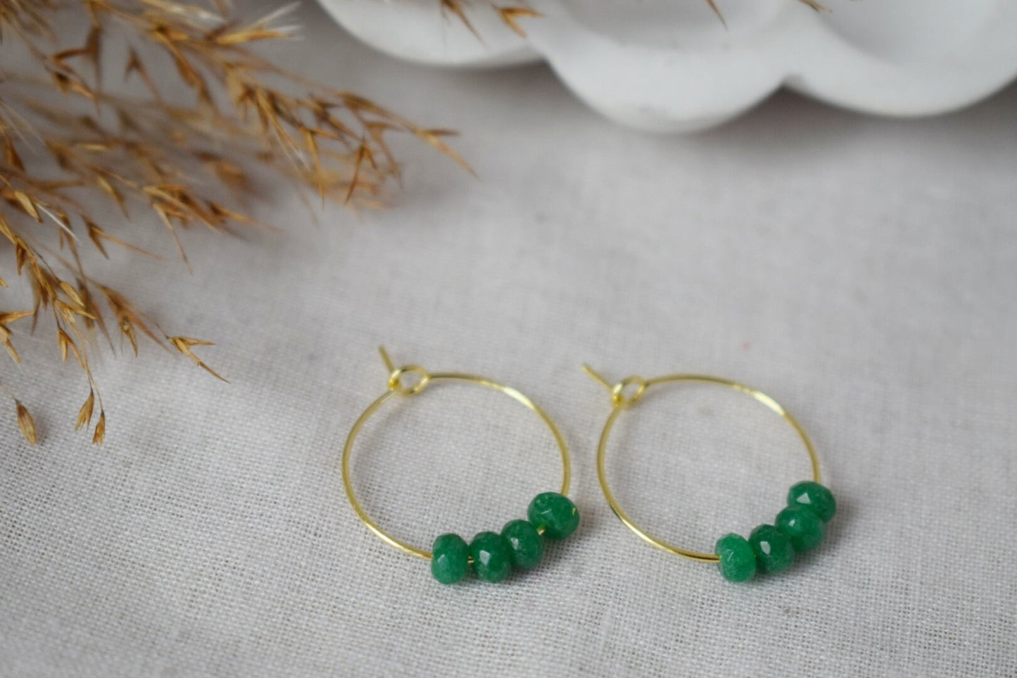 Creolen aus grüner Jade, Creolen mit Edelsteinperlen, Edelstahl mit 18 Karat Goldauflage, Smaragdgrün, Minimalistisch, Boho-Schmuckgeschenk