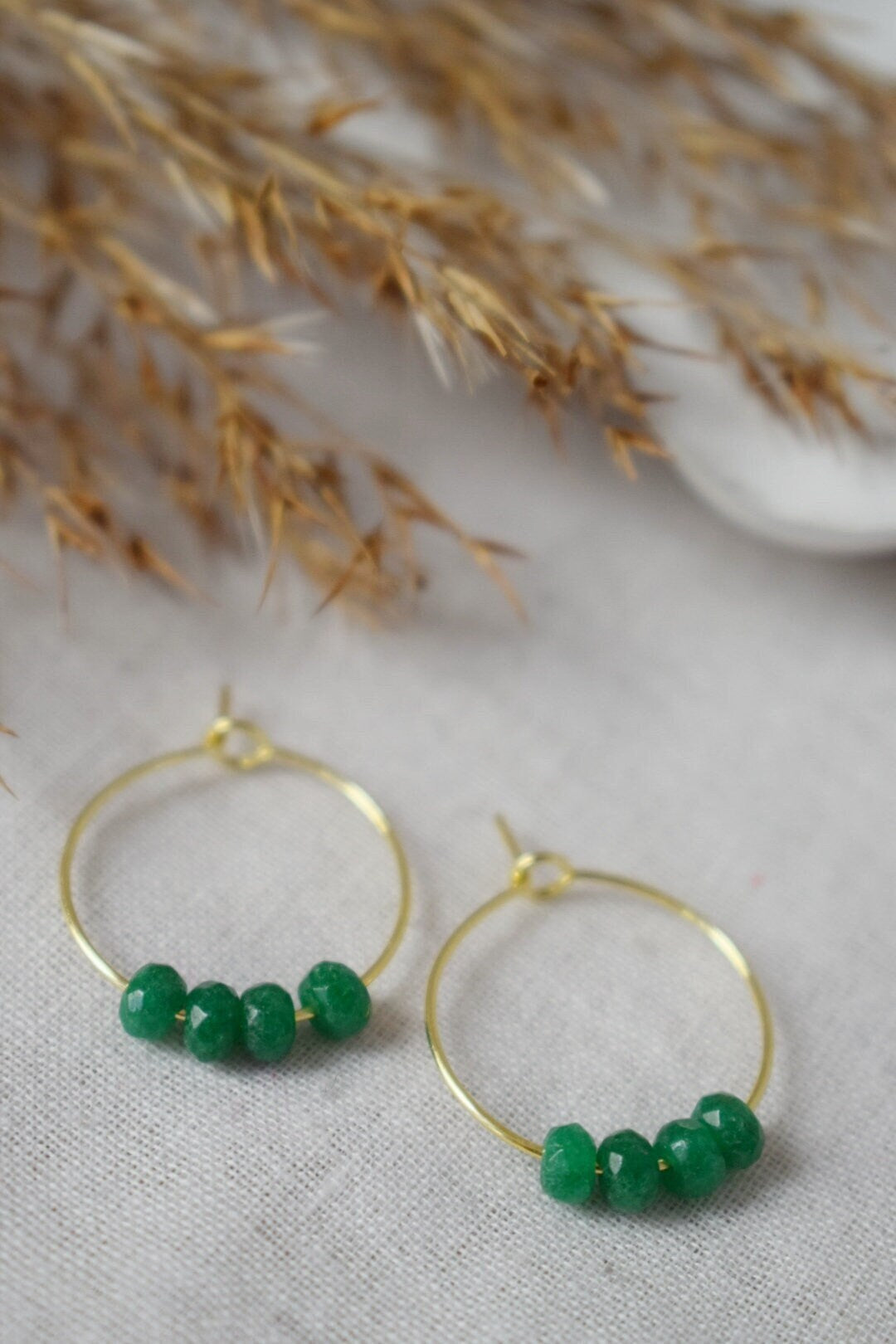 Creolen aus grüner Jade, Creolen mit Edelsteinperlen, Edelstahl mit 18 Karat Goldauflage, Smaragdgrün, Minimalistisch, Boho-Schmuckgeschenk
