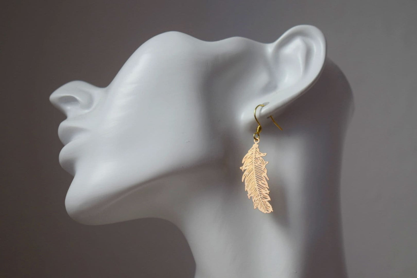 Federgoldohrringe für Frauen, 18 Karat vergoldete Edelstahl-Ohrhaken, Boho filigrane Goldohrringe, Federschmuck, Geschenk für Sie