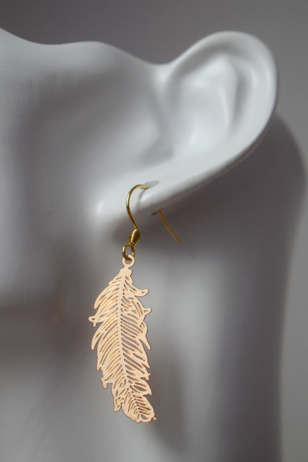 Federgoldohrringe für Frauen, 18 Karat vergoldete Edelstahl-Ohrhaken, Boho filigrane Goldohrringe, Federschmuck, Geschenk für Sie