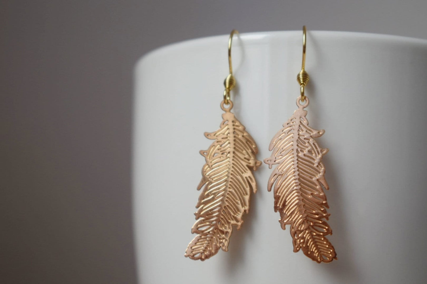 Federgoldohrringe für Frauen, 18 Karat vergoldete Edelstahl-Ohrhaken, Boho filigrane Goldohrringe, Federschmuck, Geschenk für Sie