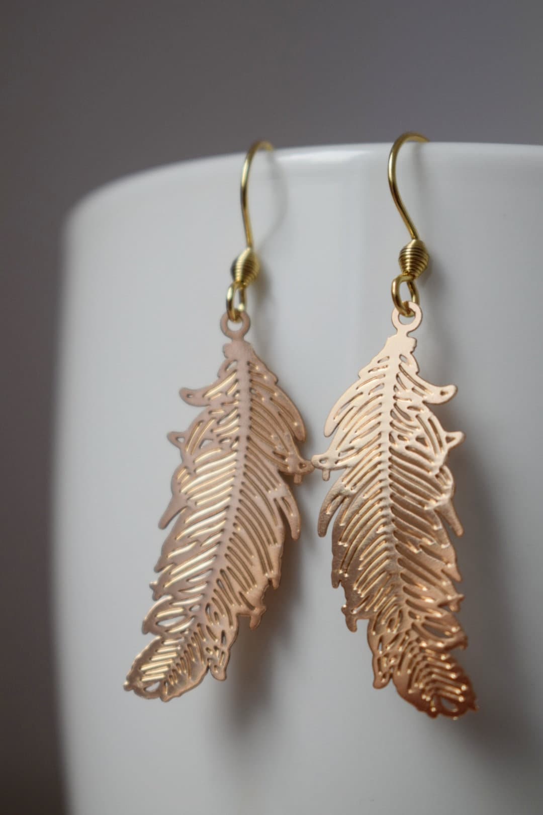 Federgoldohrringe für Frauen, 18 Karat vergoldete Edelstahl-Ohrhaken, Boho filigrane Goldohrringe, Federschmuck, Geschenk für Sie