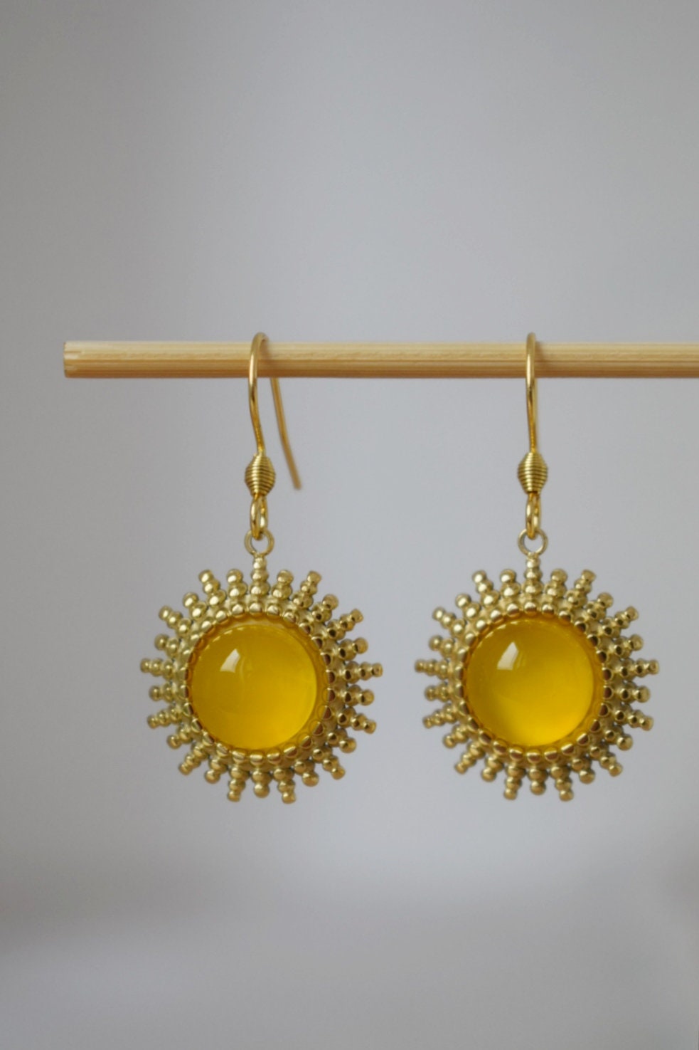 Sonnenohrringe Gold, Gelbe Achatohrringe, Sonnenstrahlenohrringe, Sunburst, Edelsteinohrringe, Himmlischer, leuchtender Schmuck, Geschenk für Sie