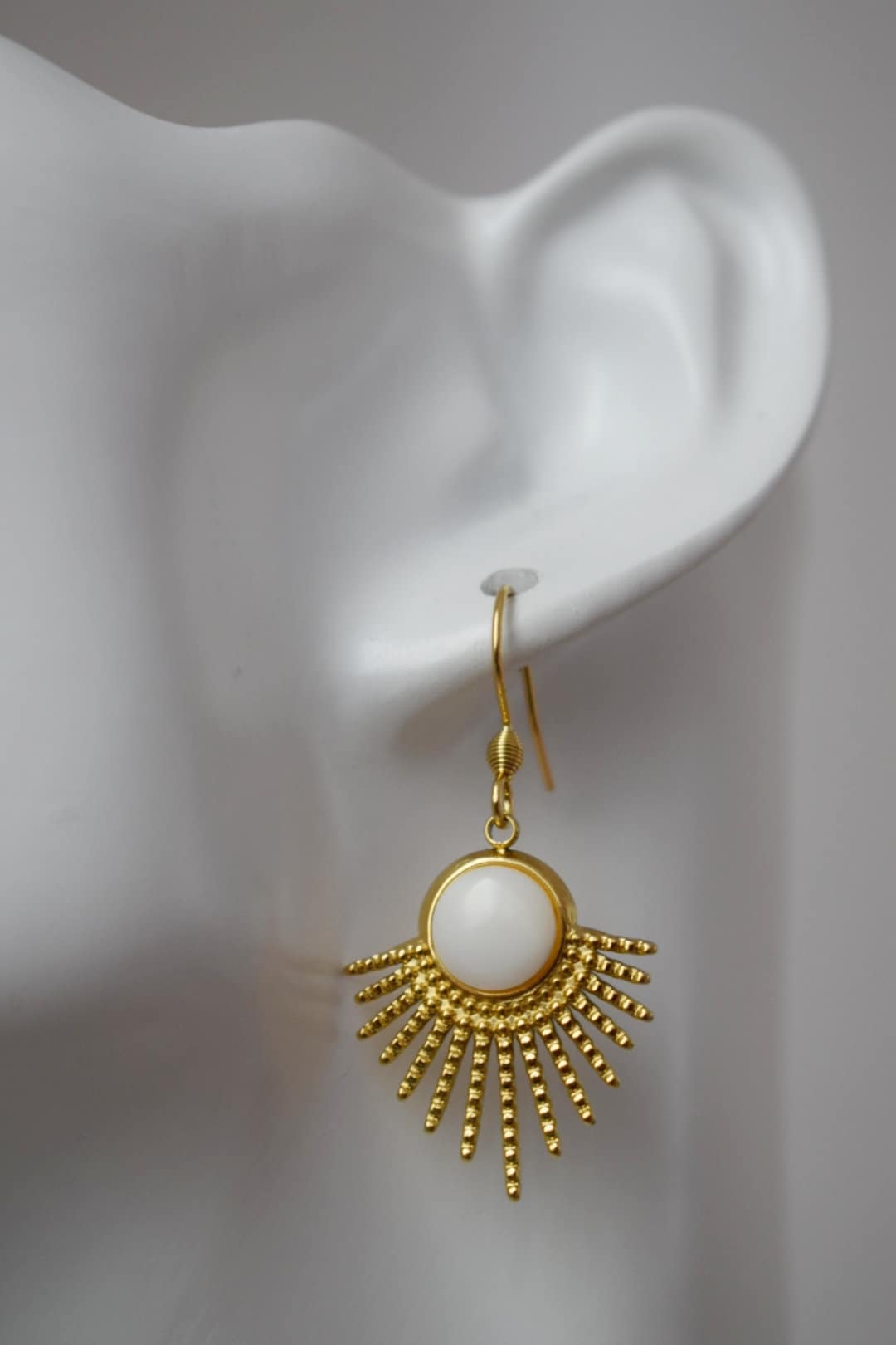 Perlmuttohrringe mit Sonnenstrahlen-Anhänger und Ohrhaken aus 18 Karat vergoldetem Edelstahl, Sunburst, Himmlischer Schmuck, Einzigartiges Geschenk