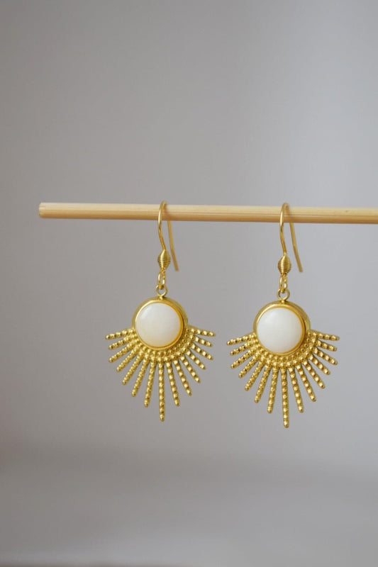 Perlmuttohrringe mit Sonnenstrahlen-Anhänger und Ohrhaken aus 18 Karat vergoldetem Edelstahl, Sunburst, Himmlischer Schmuck, Einzigartiges Geschenk