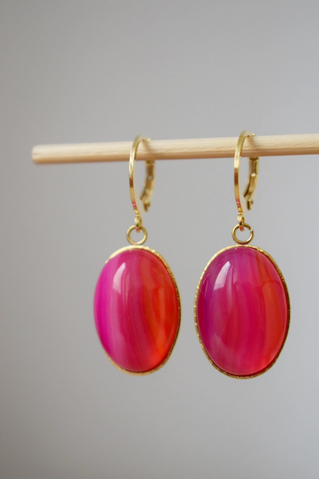 Huggie Ohrringe mit bandiertem rosa Achat, ovaler Edelsteinanhänger, Rosagoldstein, handgefertigter Schmuck, einzigartiges Geschenk für sie, Muttertagsgeschenk