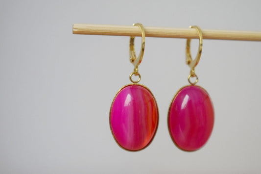 Huggie Ohrringe mit bandiertem rosa Achat, ovaler Edelsteinanhänger, Rosagoldstein, handgefertigter Schmuck, einzigartiges Geschenk für sie, Muttertagsgeschenk