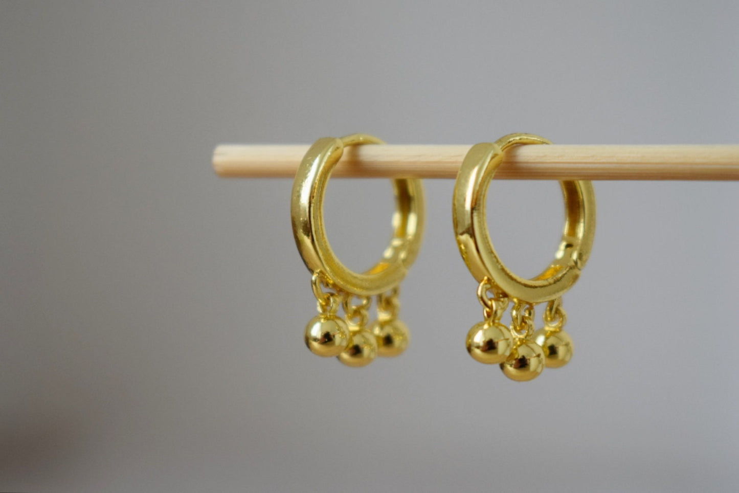 Minimalistische goldene Creolen mit baumelnden Perlen, klassischer leichter Schmuck für Frauen, Alltagskleidung, einzigartiges Geschenk für Sie