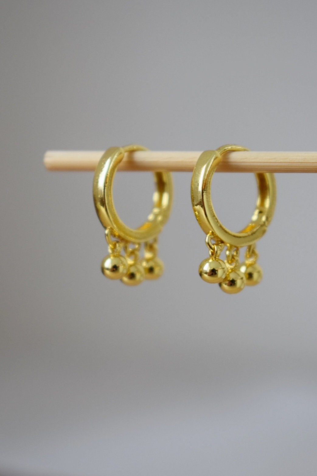 Minimalistische goldene Creolen mit baumelnden Perlen, klassischer leichter Schmuck für Frauen, Alltagskleidung, einzigartiges Geschenk für Sie
