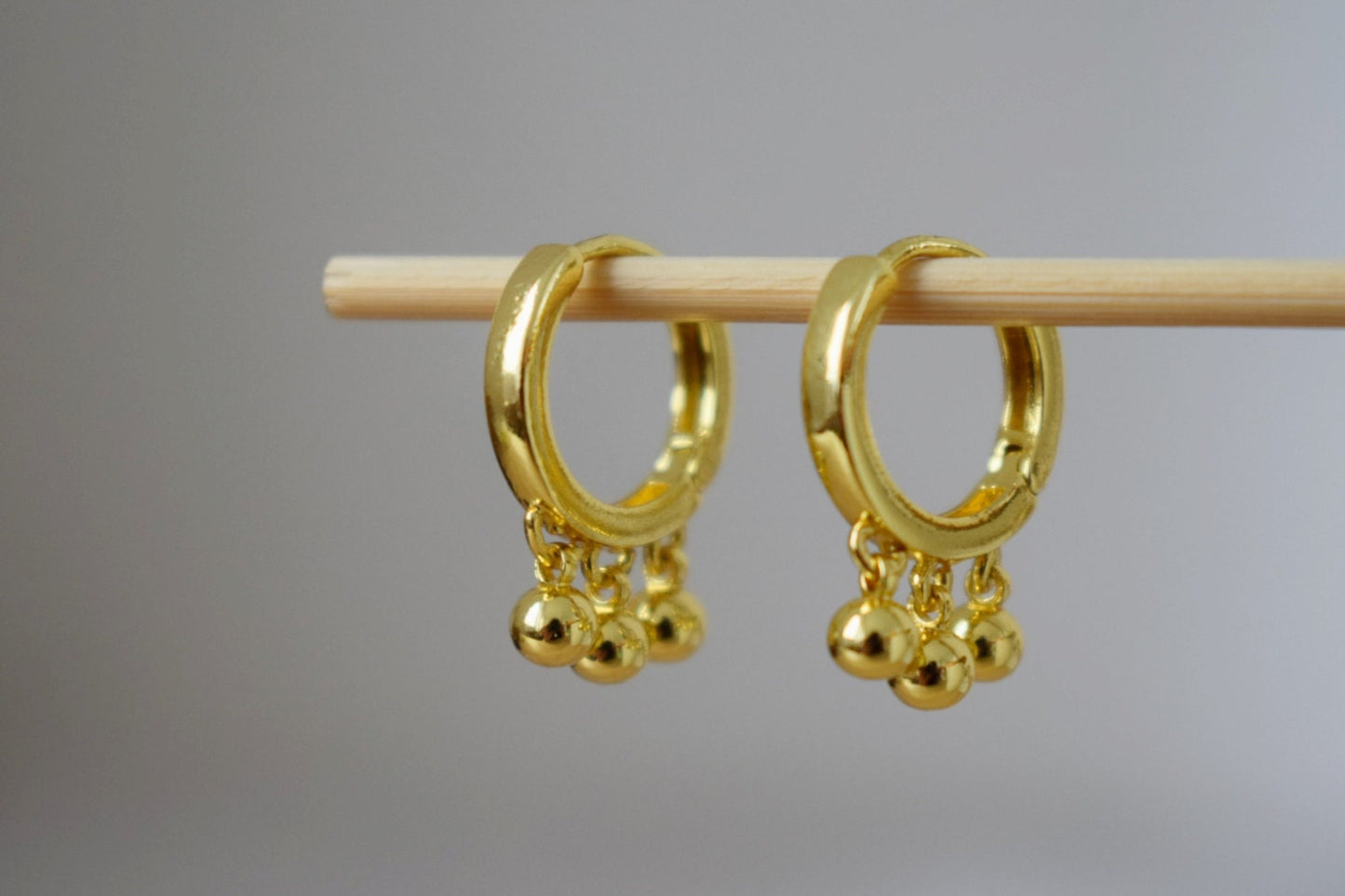 Minimalistische goldene Creolen mit baumelnden Perlen, klassischer leichter Schmuck für Frauen, Alltagskleidung, einzigartiges Geschenk für Sie