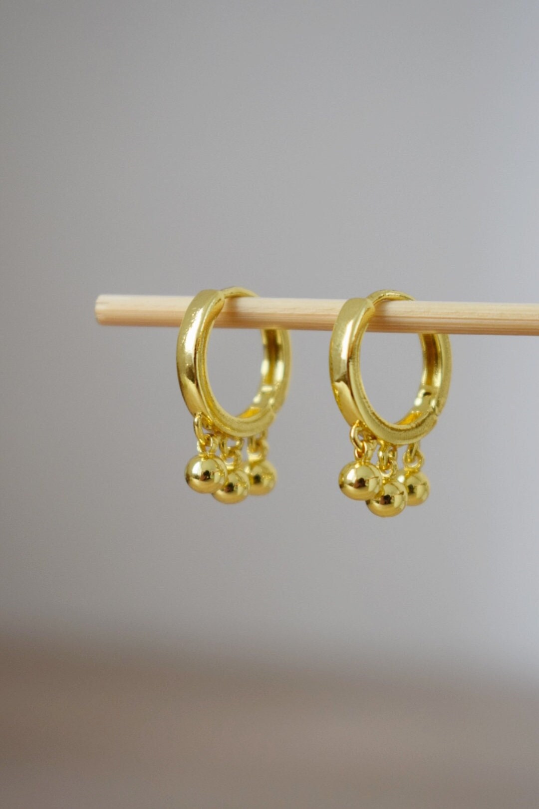 Minimalistische goldene Creolen mit baumelnden Perlen, klassischer leichter Schmuck für Frauen, Alltagskleidung, einzigartiges Geschenk für Sie