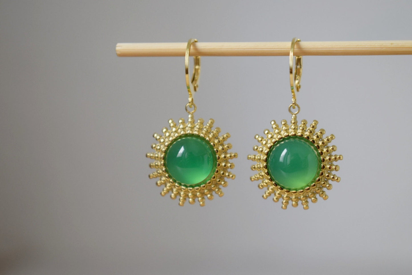 Ornamentale grüne Achat Ohrringe, Blumen baumelnde Ohrringe, Edelstein Huggie Creolen, Naturstein, handgefertigter Schmuck Geschenk für Sie