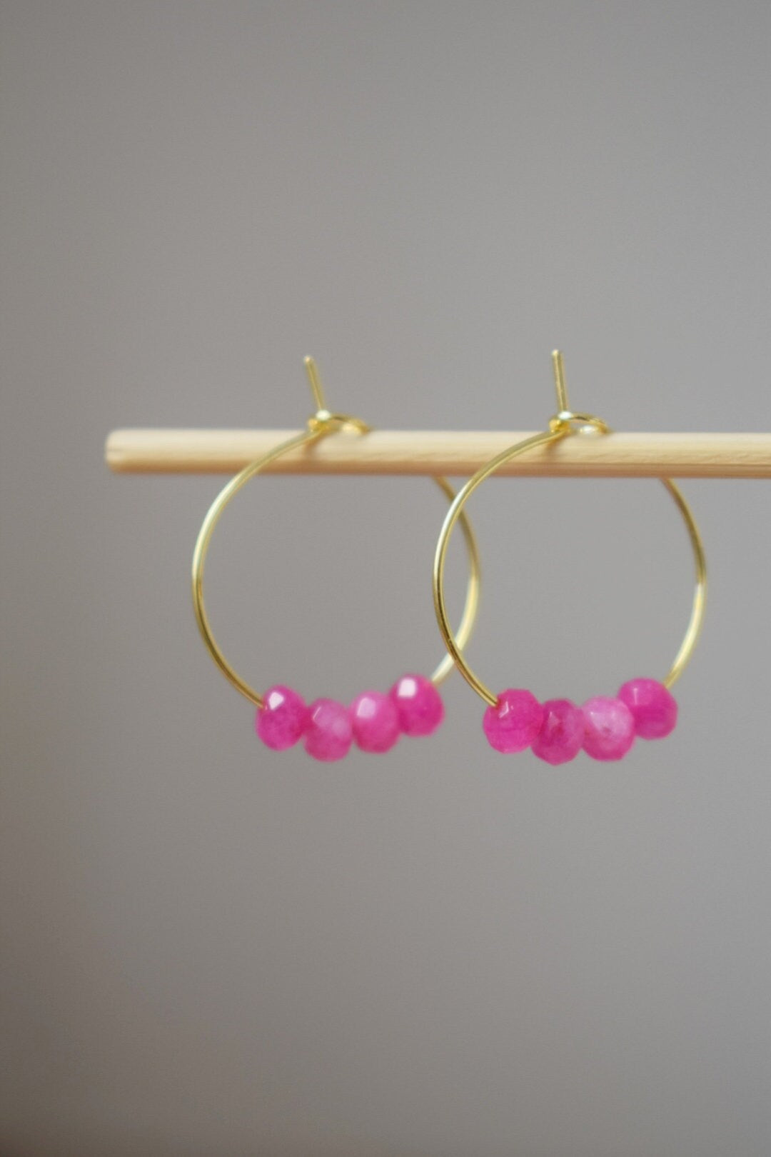 Creolen aus rosa Jade, Creolen aus Edelsteinperlen, Creolen aus 18 Karat vergoldetem Edelstahl, minimalistische Ohrringe, handgefertigter Boho-Schmuck als Geschenk für Sie
