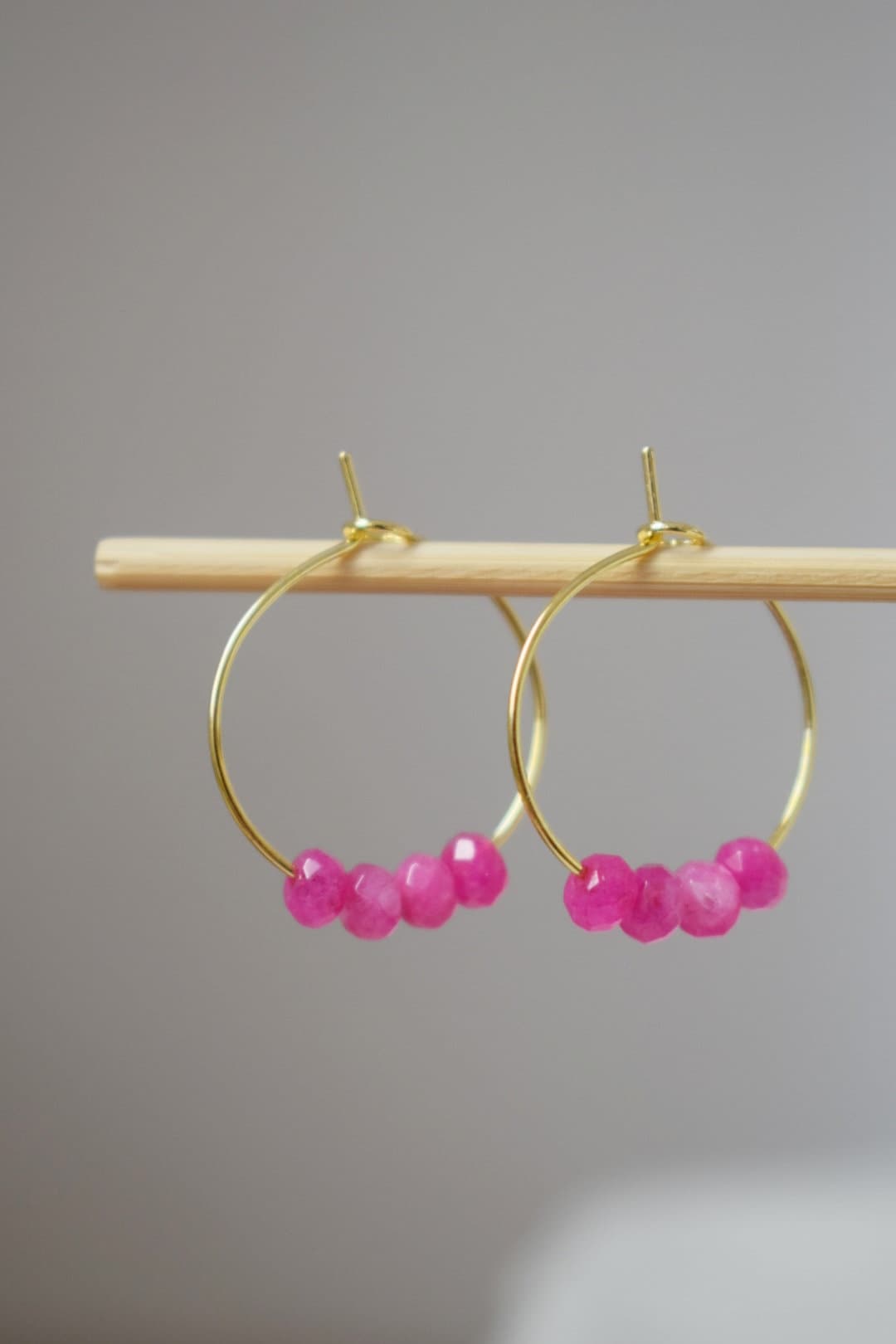 Creolen aus rosa Jade, Creolen aus Edelsteinperlen, Creolen aus 18 Karat vergoldetem Edelstahl, minimalistische Ohrringe, handgefertigter Boho-Schmuck als Geschenk für Sie