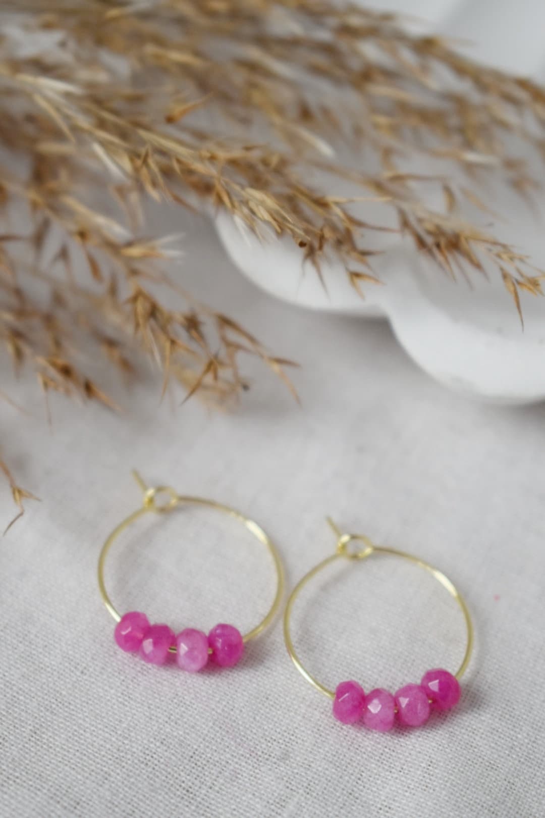 Creolen aus rosa Jade, Creolen aus Edelsteinperlen, Creolen aus 18 Karat vergoldetem Edelstahl, minimalistische Ohrringe, handgefertigter Boho-Schmuck als Geschenk für Sie