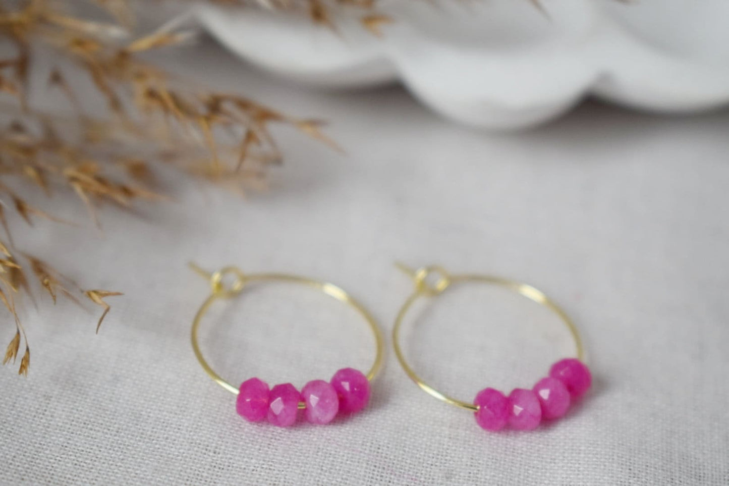 Creolen aus rosa Jade, Creolen aus Edelsteinperlen, Creolen aus 18 Karat vergoldetem Edelstahl, minimalistische Ohrringe, handgefertigter Boho-Schmuck als Geschenk für Sie