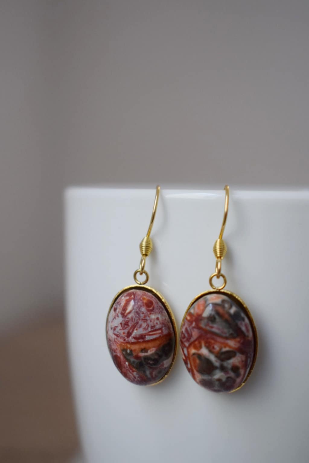 Leopardenfell Jaspis Ohrringe, Ovaler Edelstein, Hängende Ohrringe mit Steinen, vergoldeter Edelstahl, Jaspis Schmuck, Geschenk für Sie