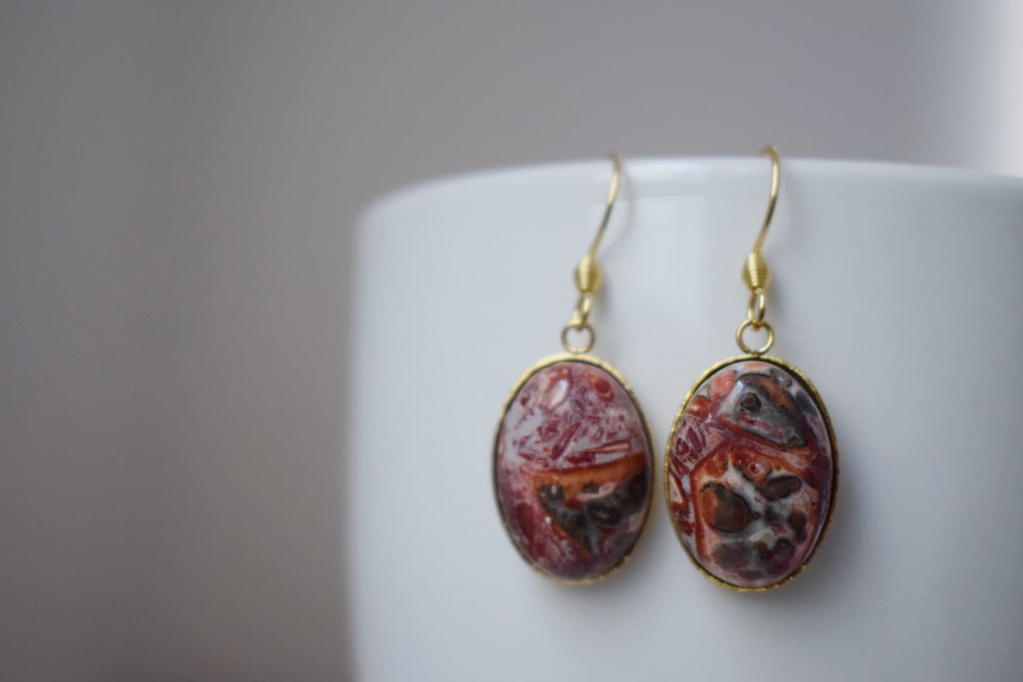 Leopardenfell Jaspis Ohrringe, Ovaler Edelstein, Hängende Ohrringe mit Steinen, vergoldeter Edelstahl, Jaspis Schmuck, Geschenk für Sie