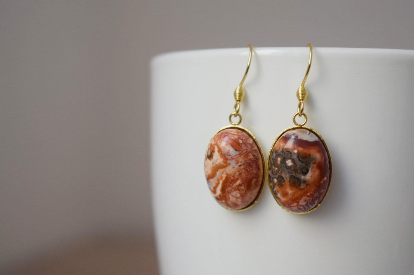 Leopardenfell Jaspis Ohrringe, Ovaler Edelstein, Hängende Ohrringe mit Steinen, vergoldeter Edelstahl, Jaspis Schmuck, Geschenk für Sie
