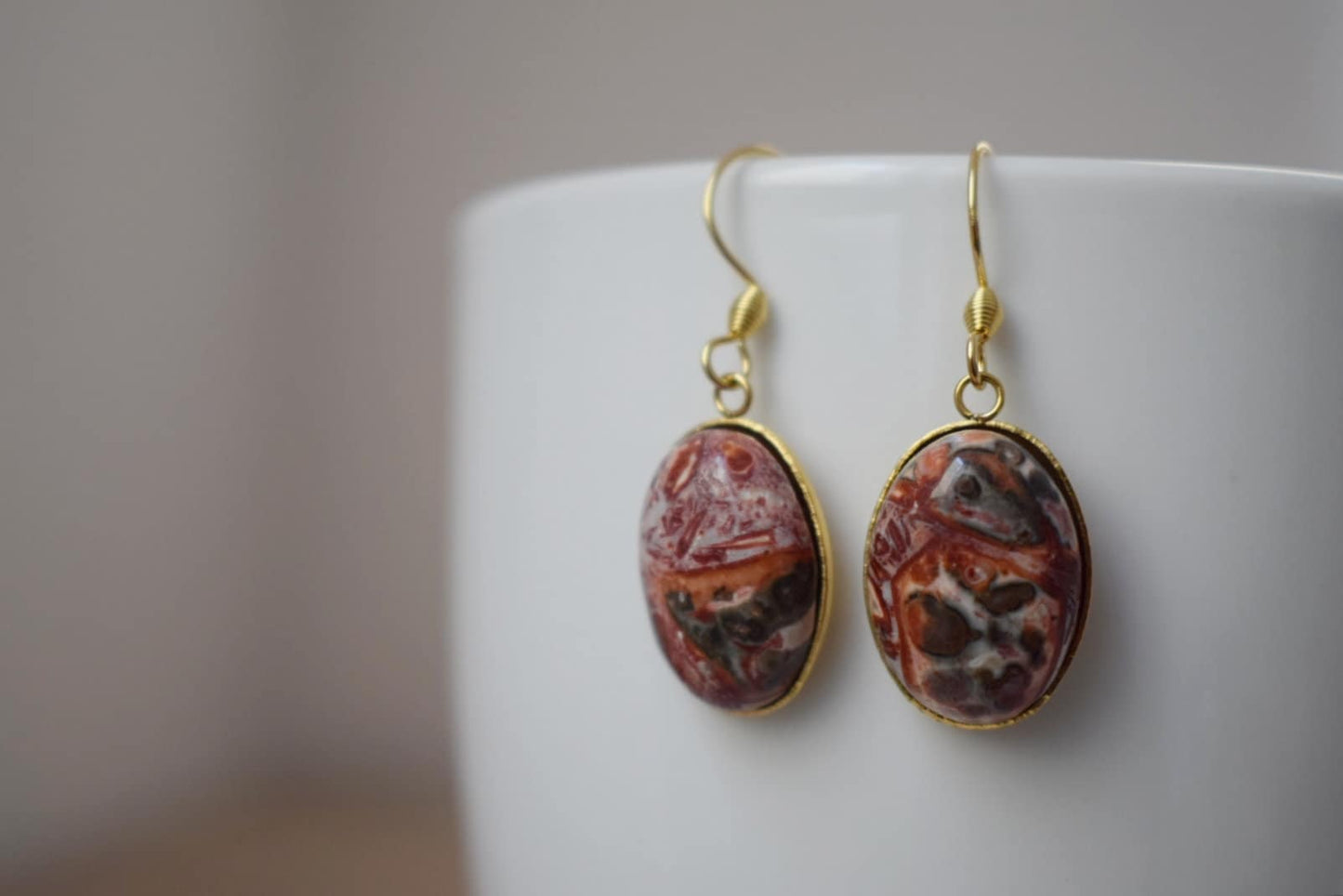 Leopardenfell Jaspis Ohrringe, Ovaler Edelstein, Hängende Ohrringe mit Steinen, vergoldeter Edelstahl, Jaspis Schmuck, Geschenk für Sie