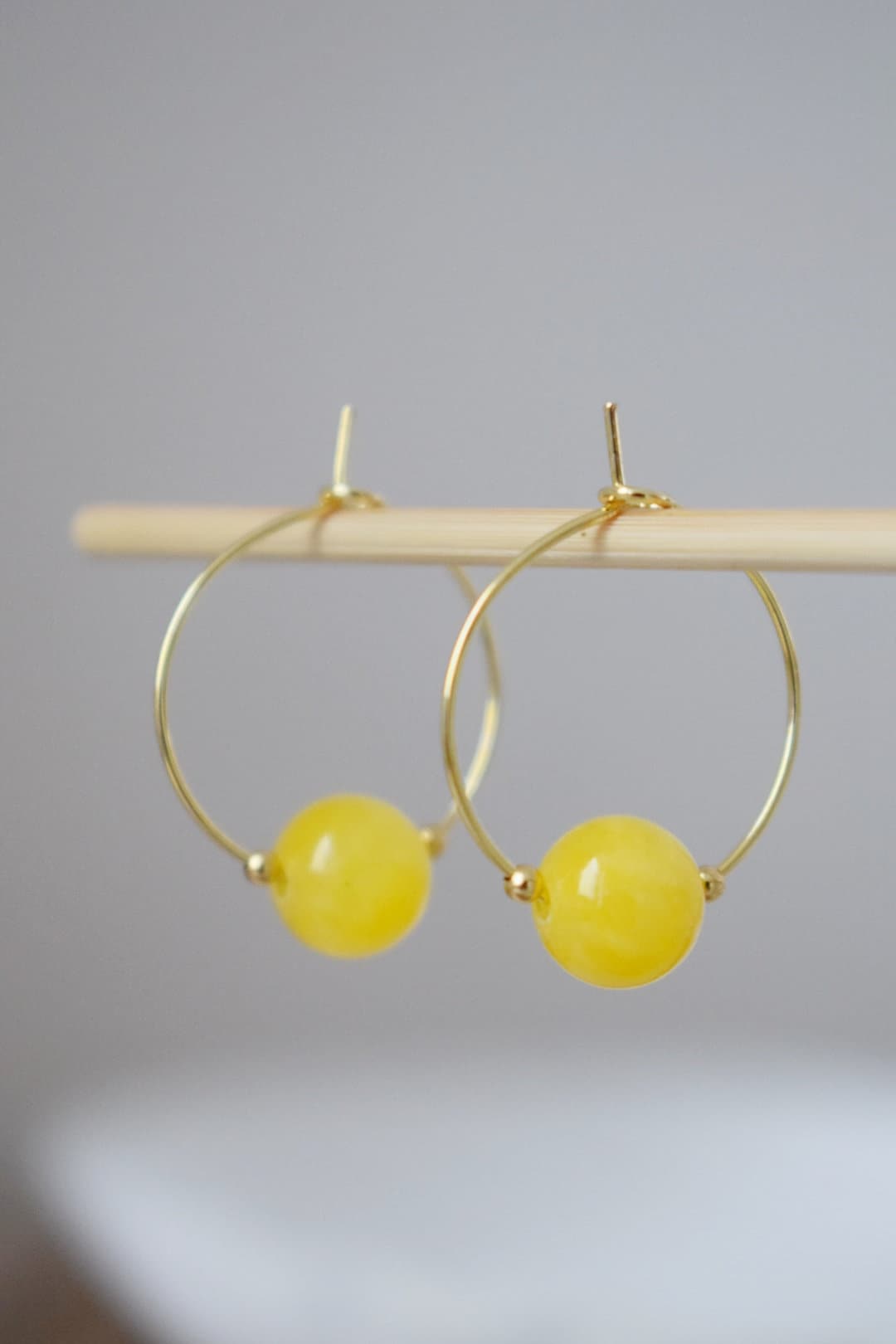 Creolen aus gelber Jade, Edelstein-Creolen, 18 Karat vergoldeter Edelstahl, gelbe Perle, minimalistisch, handgefertigtes Boho-Schmuckgeschenk