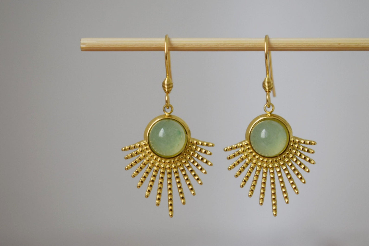 Aventurin-Ohrringe Gold, Sonnenstrahlen-Ohrhänger, Sunburst, grüner Edelstein, 18 Karat vergoldeter Edelstahl, Celestial, Aventurin-Schmuck
