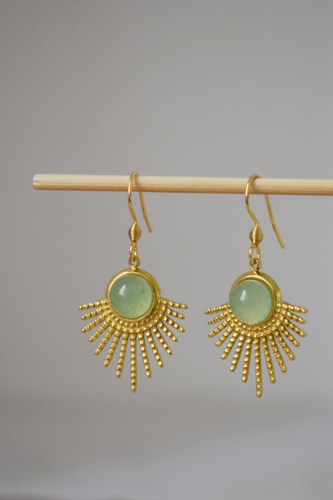 Aventurin-Ohrringe Gold, Sonnenstrahlen-Ohrhänger, Sunburst, grüner Edelstein, 18 Karat vergoldeter Edelstahl, Celestial, Aventurin-Schmuck