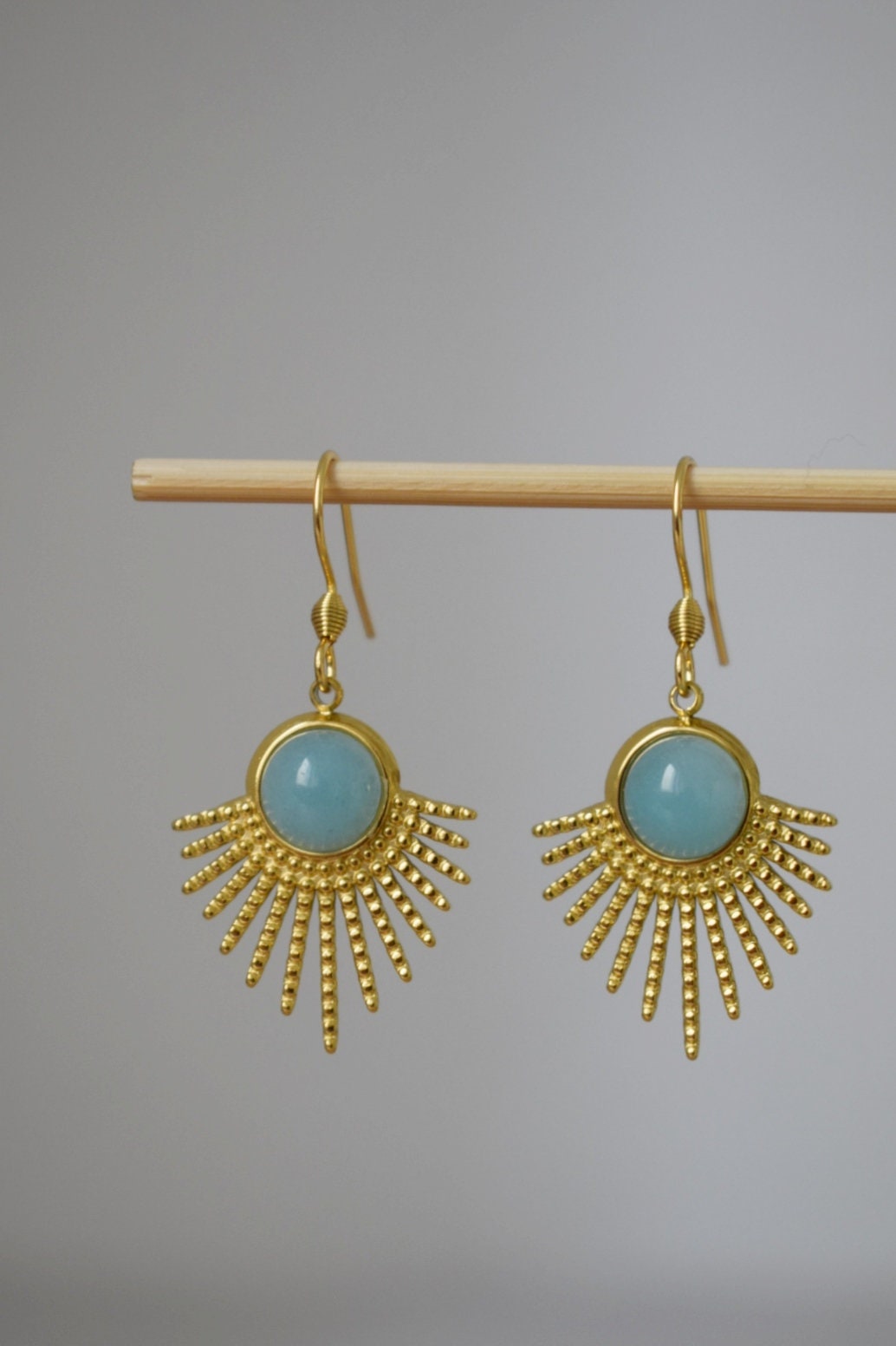 Aquamarin-Quarz-Ohrringe, Sonnenstrahlen-Ohrhänger, Sunburst, Edelstein-Ohrhänger, Himmlischer Schmuck, 18 Karat vergoldeter Edelstahl