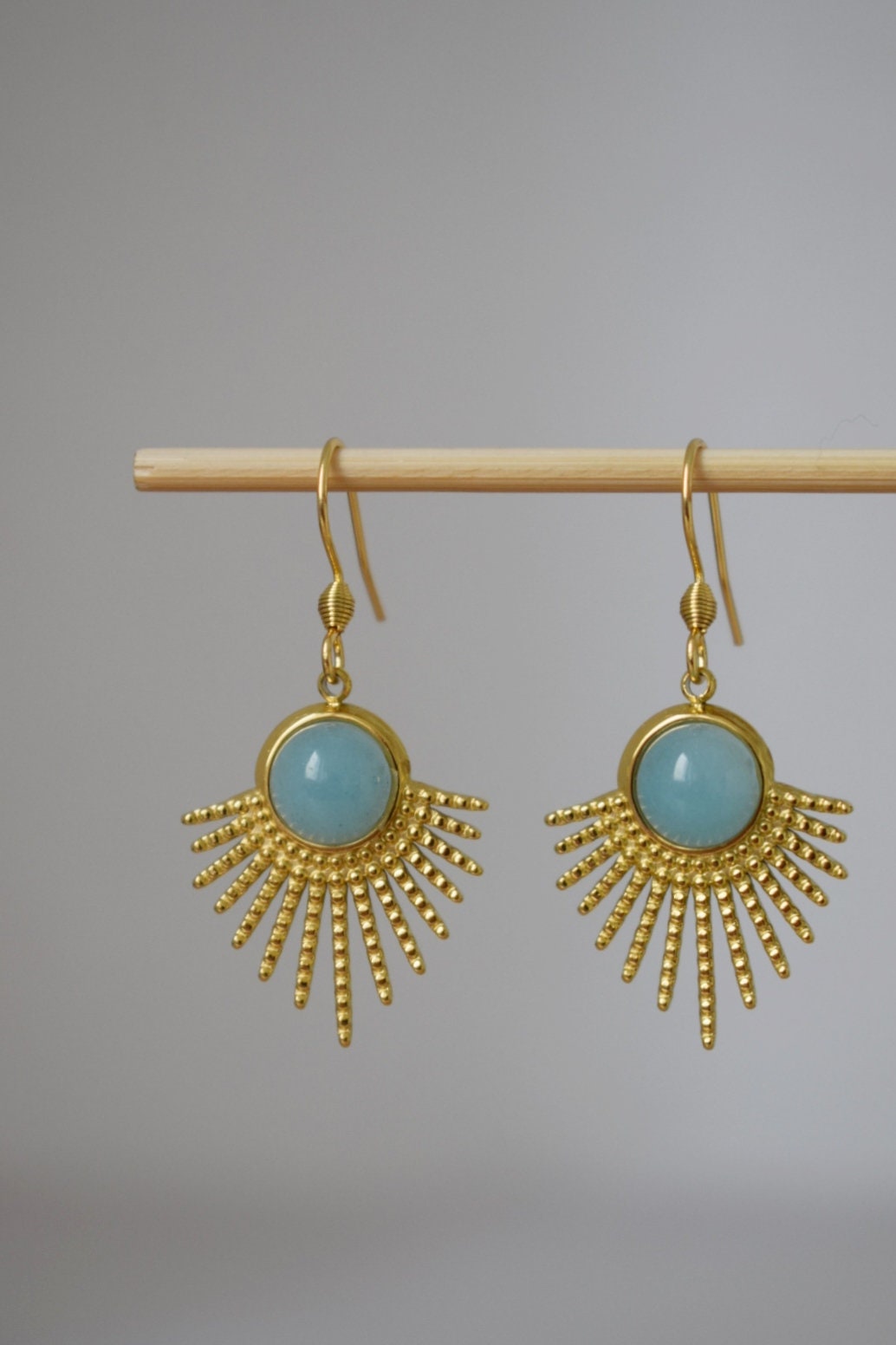 Aquamarin-Quarz-Ohrringe, Sonnenstrahlen-Ohrhänger, Sunburst, Edelstein-Ohrhänger, Himmlischer Schmuck, 18 Karat vergoldeter Edelstahl