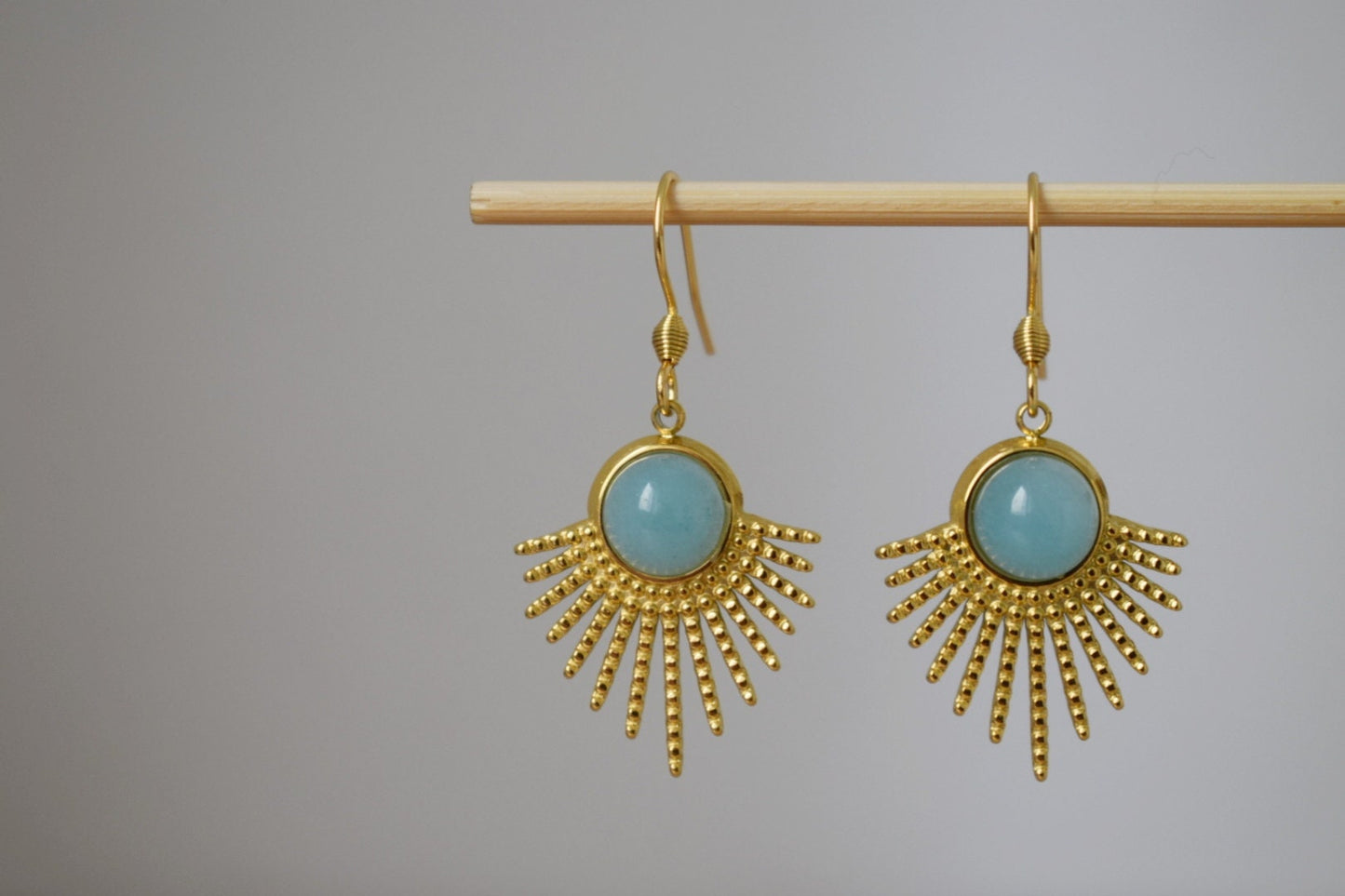 Aquamarin-Quarz-Ohrringe, Sonnenstrahlen-Ohrhänger, Sunburst, Edelstein-Ohrhänger, Himmlischer Schmuck, 18 Karat vergoldeter Edelstahl