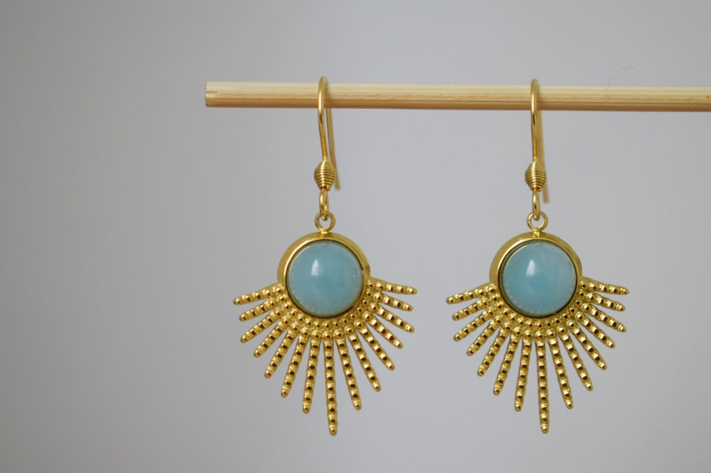 Aquamarin-Quarz-Ohrringe, Sonnenstrahlen-Ohrhänger, Sunburst, Edelstein-Ohrhänger, Himmlischer Schmuck, 18 Karat vergoldeter Edelstahl