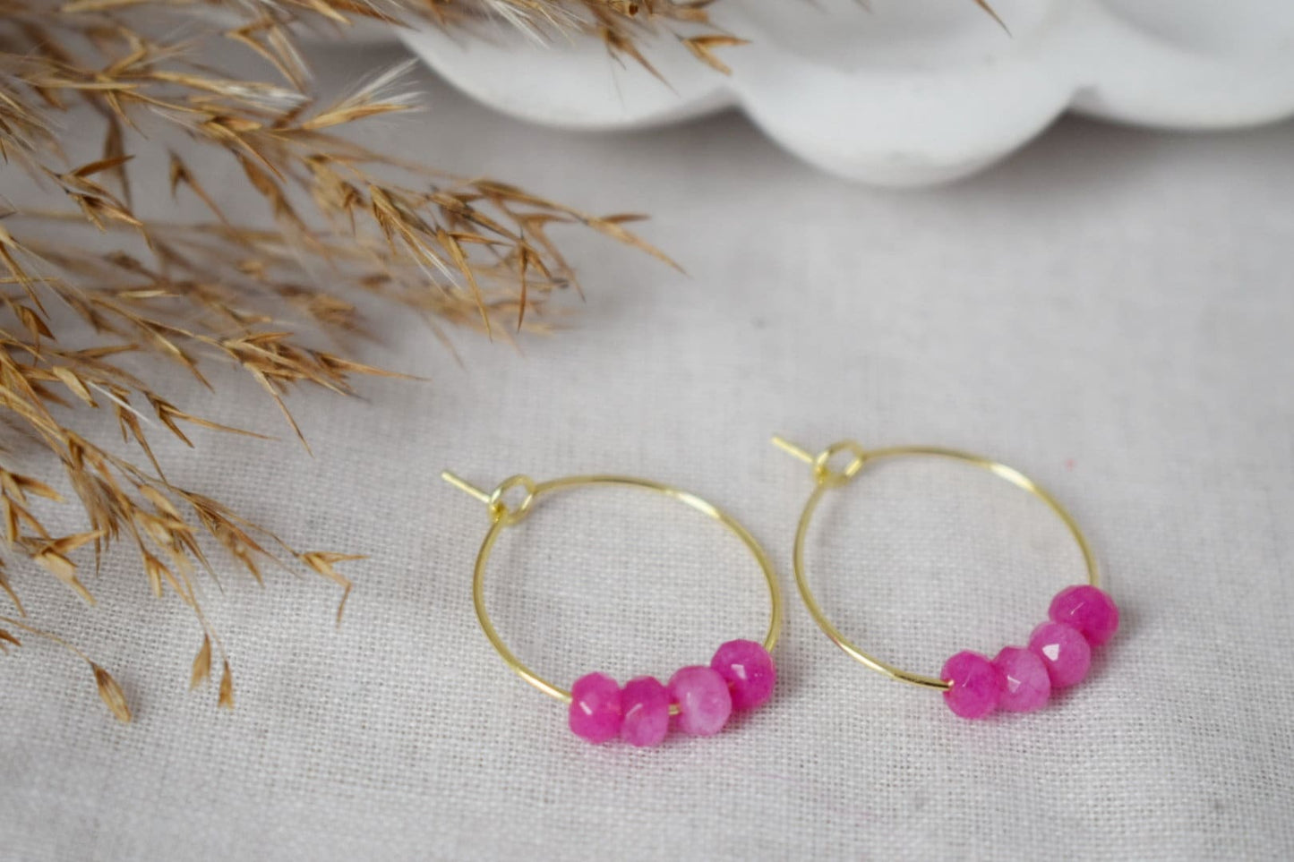 Creolen aus rosa Jade, Creolen aus Edelsteinperlen, Creolen aus 18 Karat vergoldetem Edelstahl, minimalistische Ohrringe, handgefertigter Boho-Schmuck als Geschenk für Sie