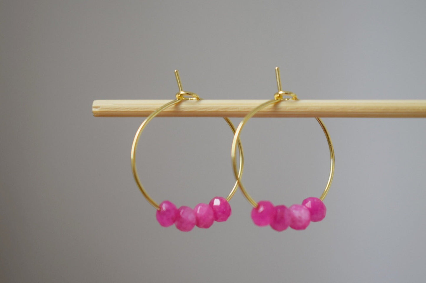 Creolen aus rosa Jade, Creolen aus Edelsteinperlen, Creolen aus 18 Karat vergoldetem Edelstahl, minimalistische Ohrringe, handgefertigter Boho-Schmuck als Geschenk für Sie