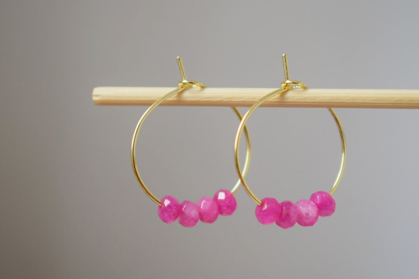Creolen aus rosa Jade, Creolen aus Edelsteinperlen, Creolen aus 18 Karat vergoldetem Edelstahl, minimalistische Ohrringe, handgefertigter Boho-Schmuck als Geschenk für Sie
