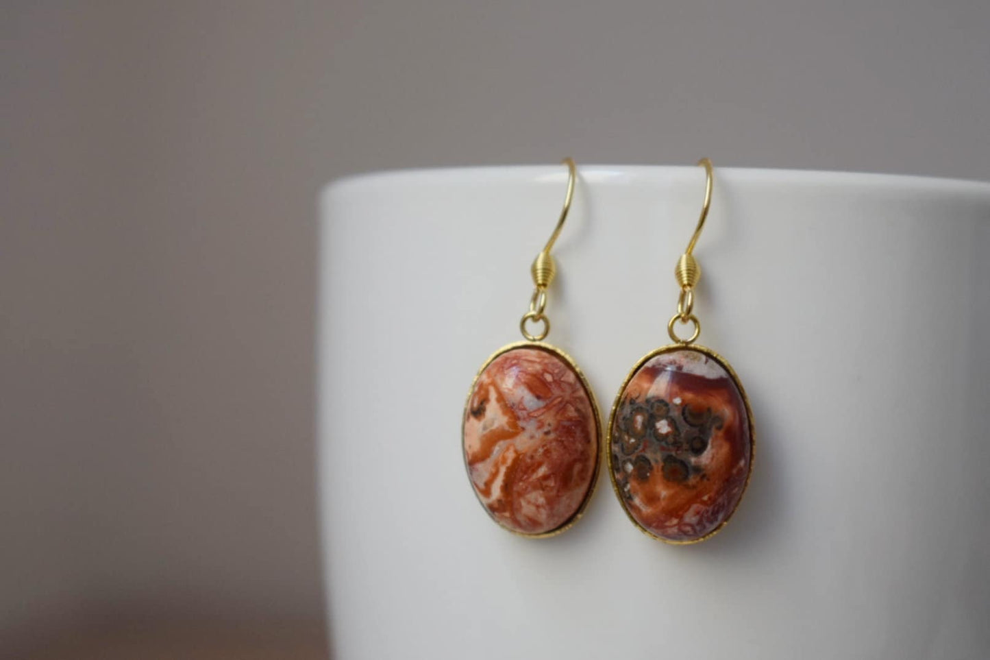 Leopardenfell Jaspis Ohrringe, Ovaler Edelstein, Hängende Ohrringe mit Steinen, vergoldeter Edelstahl, Jaspis Schmuck, Geschenk für Sie