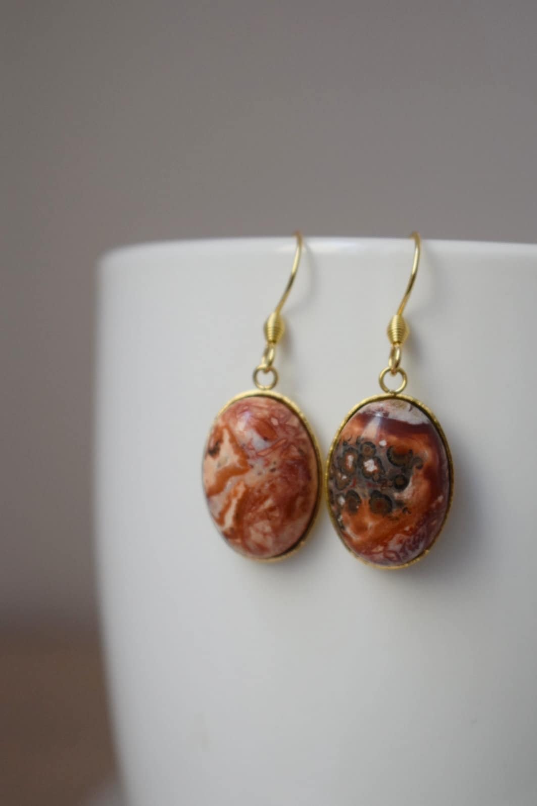 Leopardenfell Jaspis Ohrringe, Ovaler Edelstein, Hängende Ohrringe mit Steinen, vergoldeter Edelstahl, Jaspis Schmuck, Geschenk für Sie