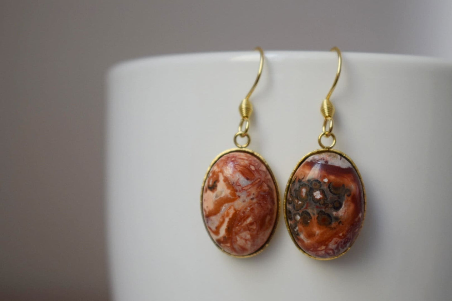 Leopardenfell Jaspis Ohrringe, Ovaler Edelstein, Hängende Ohrringe mit Steinen, vergoldeter Edelstahl, Jaspis Schmuck, Geschenk für Sie